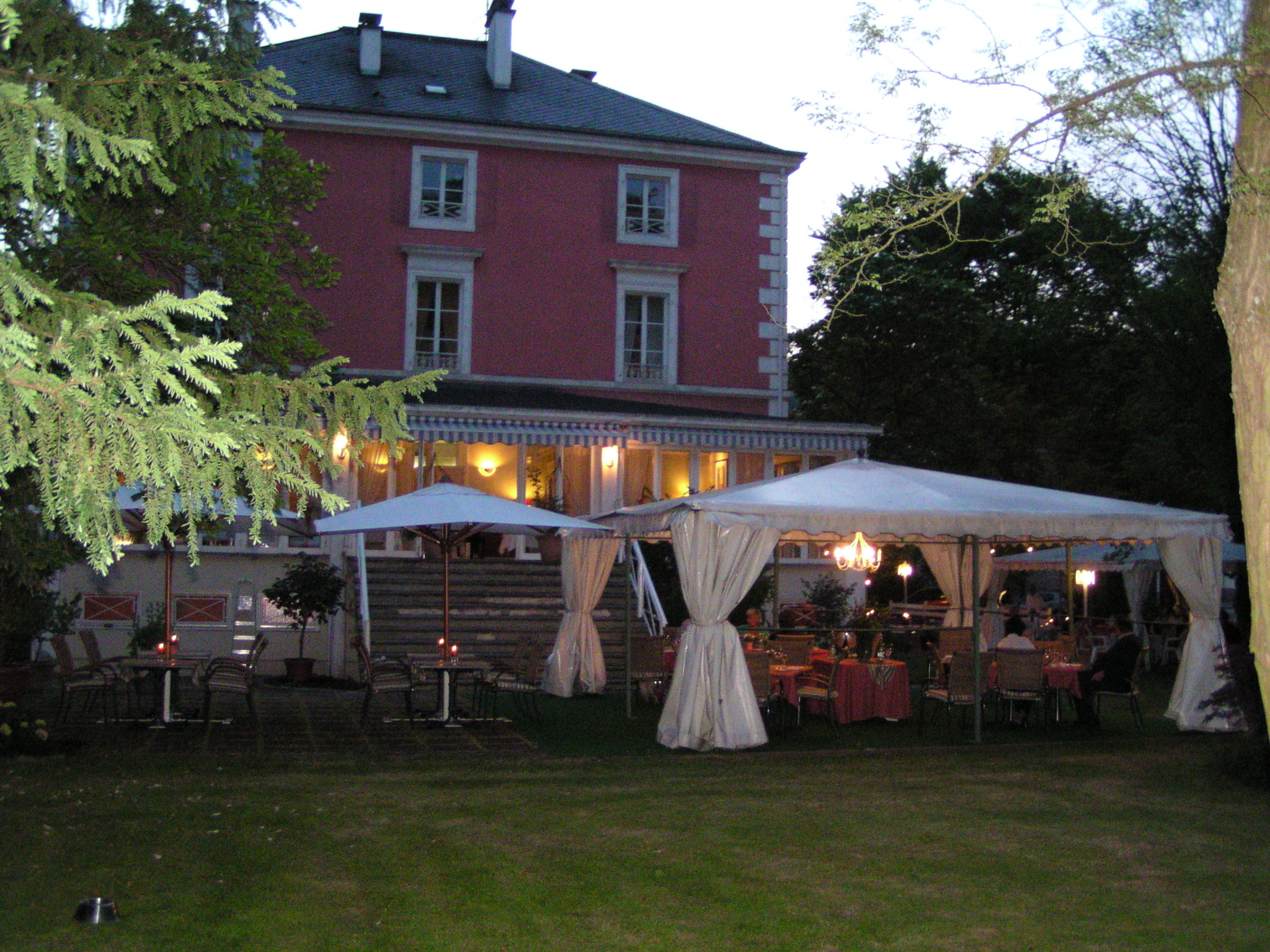 VillaBei Nacht (4).JPG